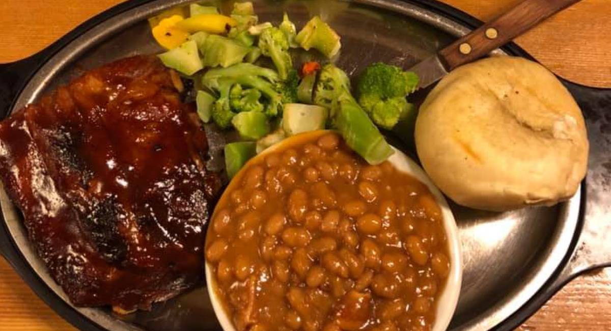 ribs, baked beans, and steamed veggies on a platter